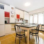 Joivy Bright 2-bedroom Flat With Terrace Near The Апартаменты