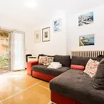 Joivy Bright 2-bedroom Flat With Terrace Near The Апартаменты *
